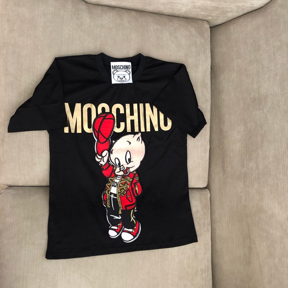 short-sleeved T-shirt